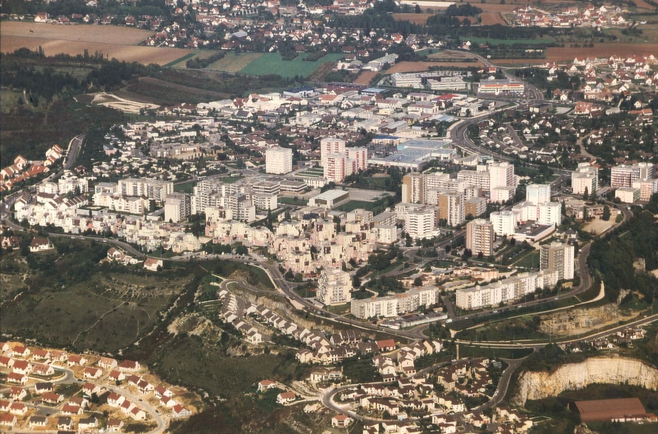 Vue aérienne de la ville de Talant près de Dijon, montrant les immeubles de logements collectifs et les zones pavillonnaires environnantes.