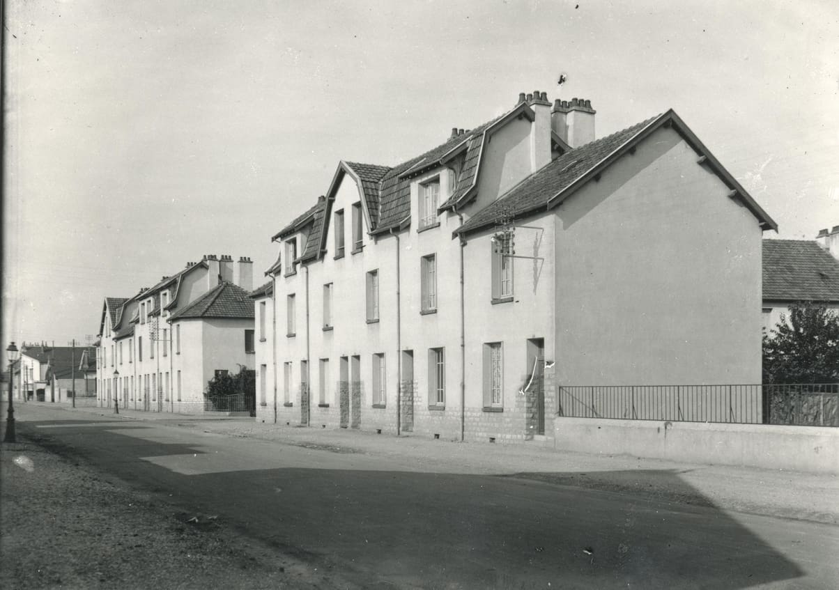 La Maladière, 1929 : rue résidentielle avec rangée de maisons individuelles,