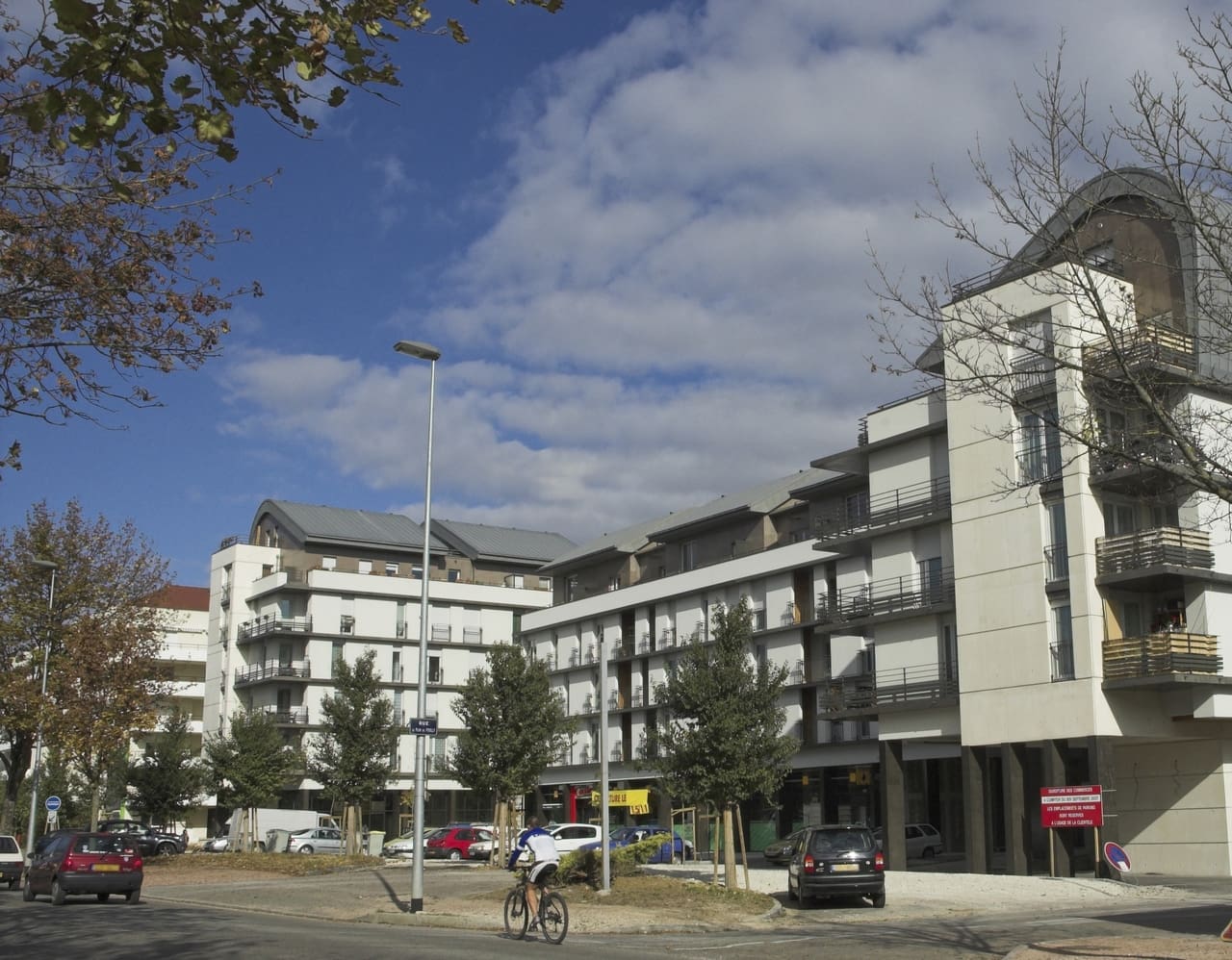 Vue extérieure des immeubles résidentiels du Quartier Renan à Dijon.