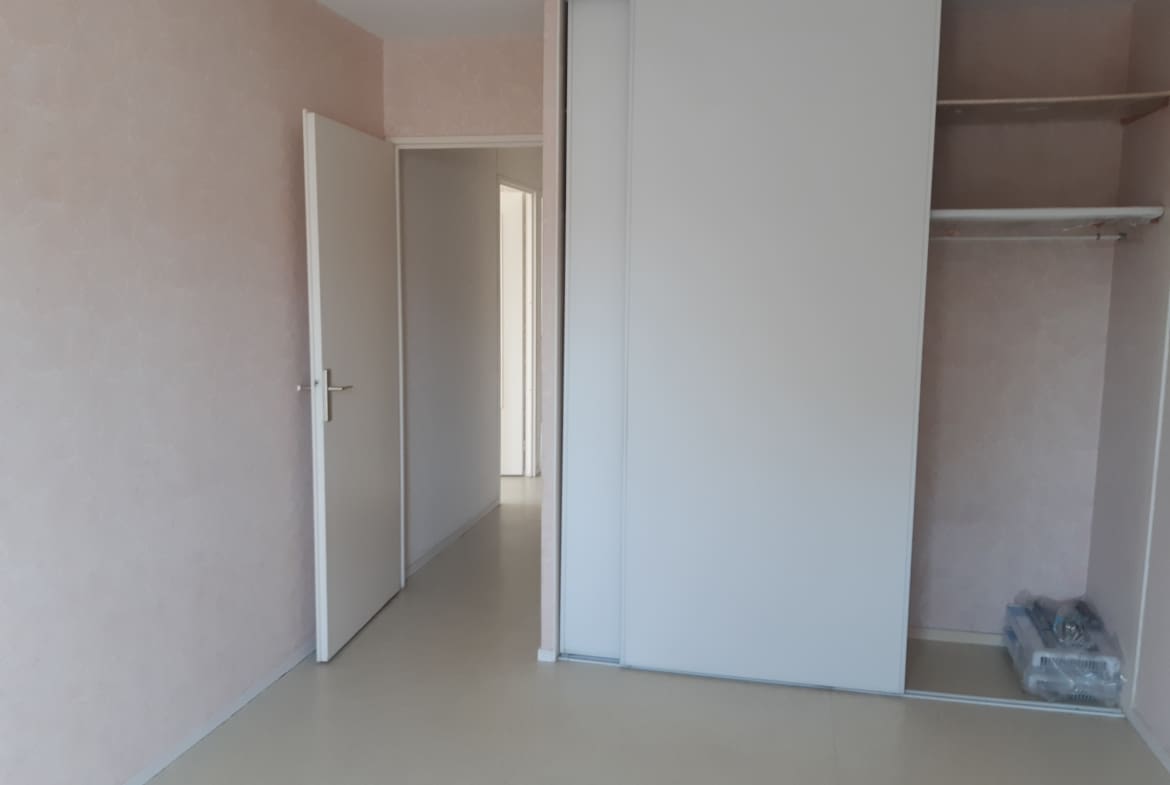 Photo chambre avec placard T2 • Quartier Marie de Bourgogne