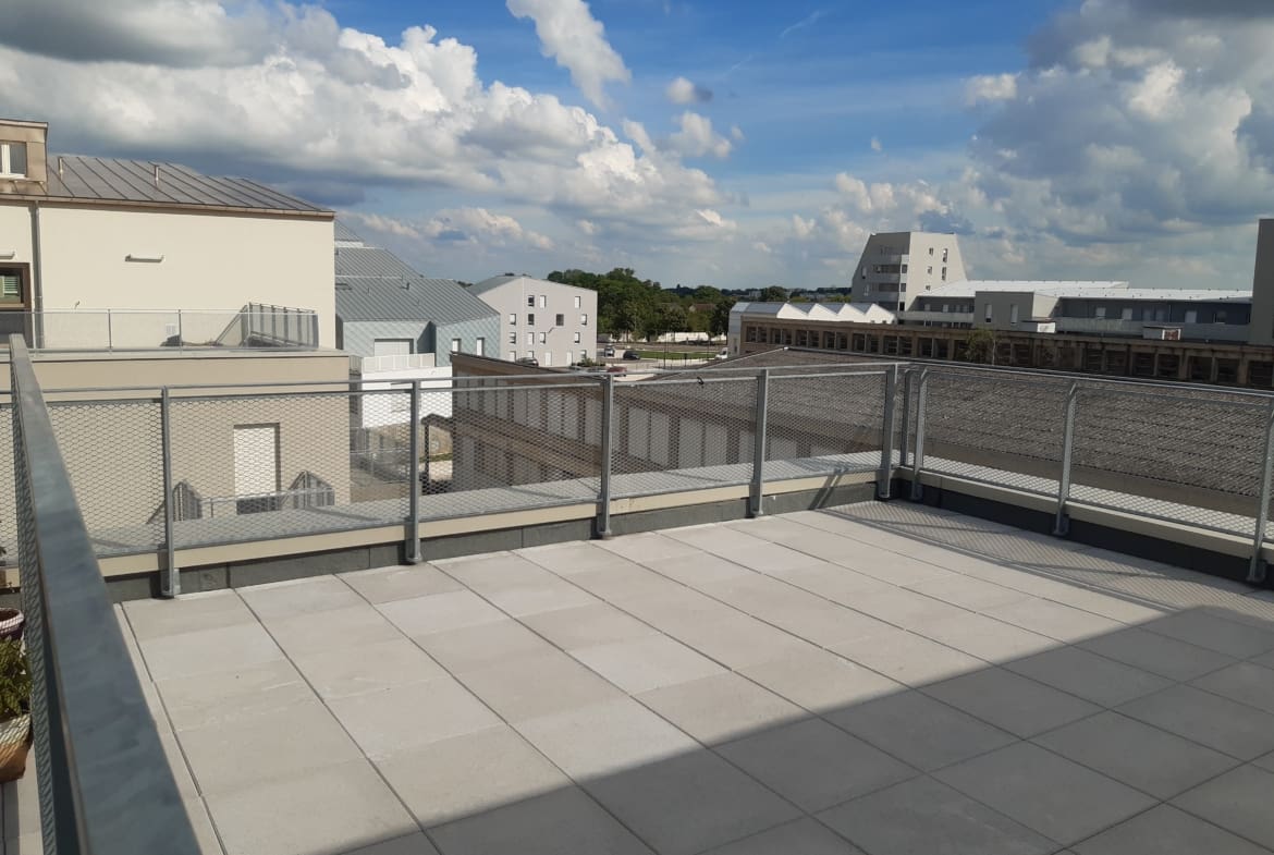 Photo grand balcon dallée T3 • Rés. Canopia
