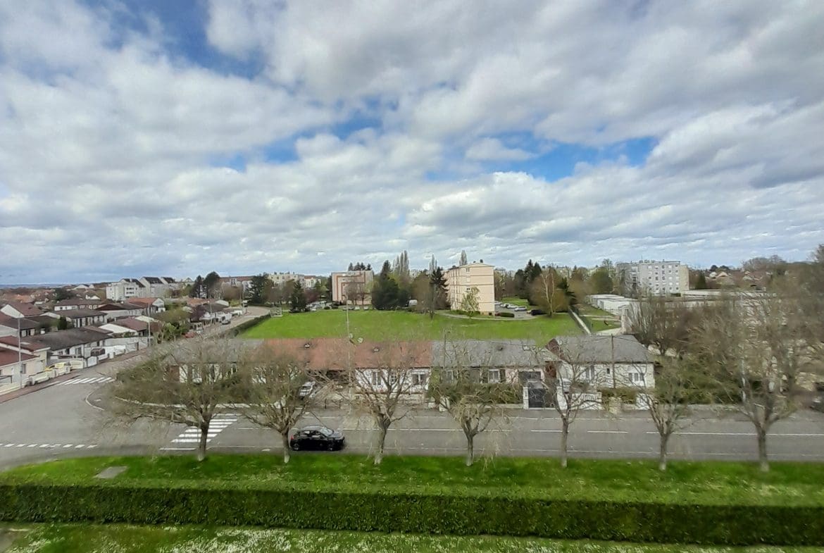 Photo vue et parking T5 • Rosières Chevigny