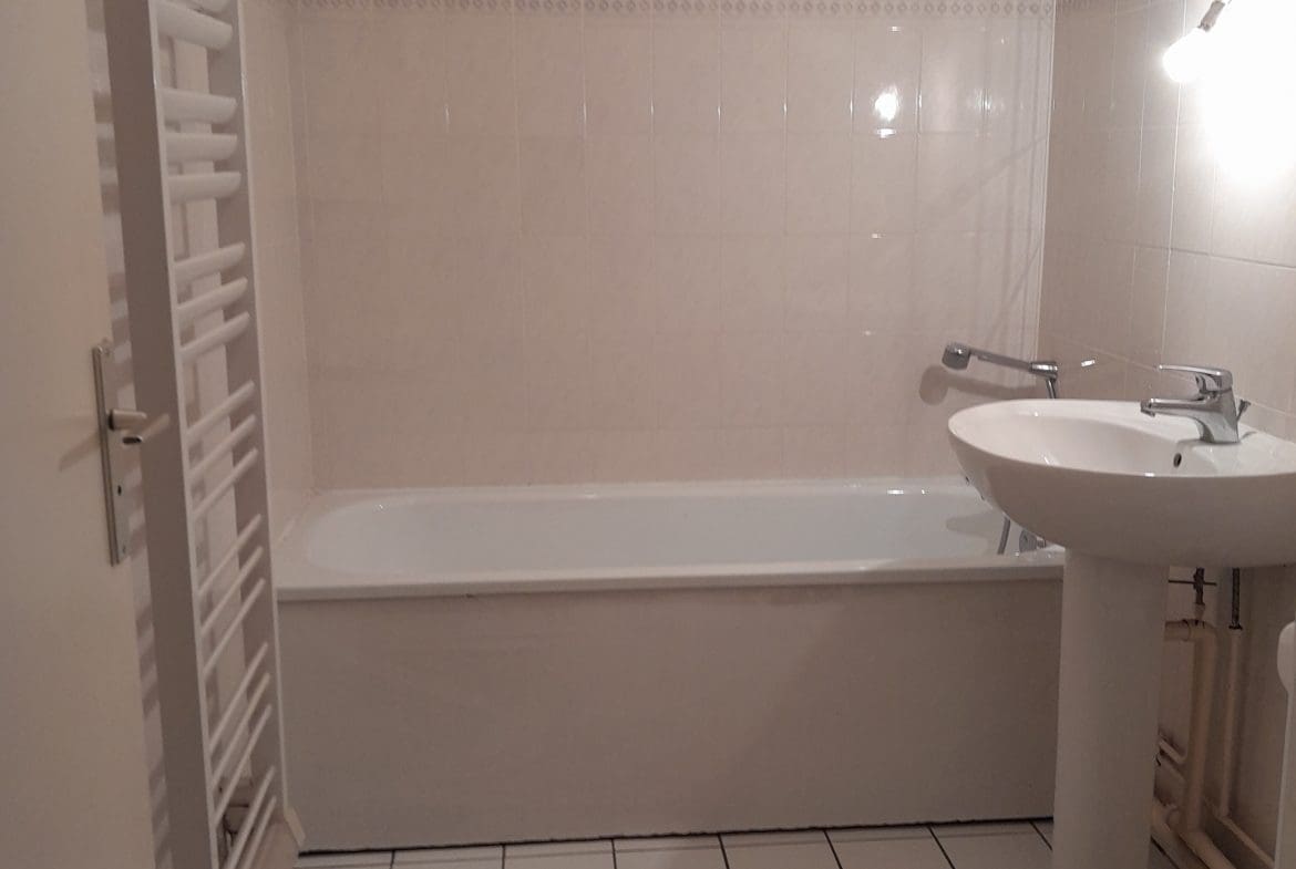 Photo salle de bain T2 • Lazare Carnot - Chevigny Saint Sauveur