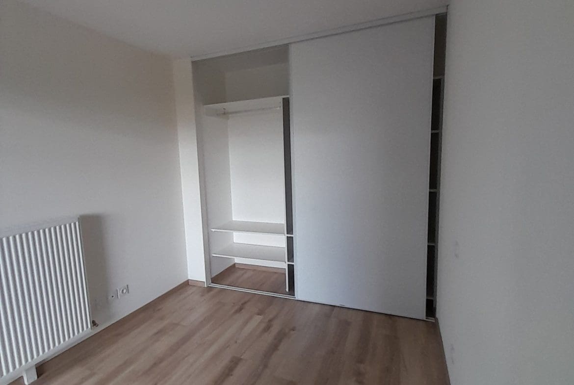 Photo chambre et placard T2 • Quartier Arsenal - DIJON
