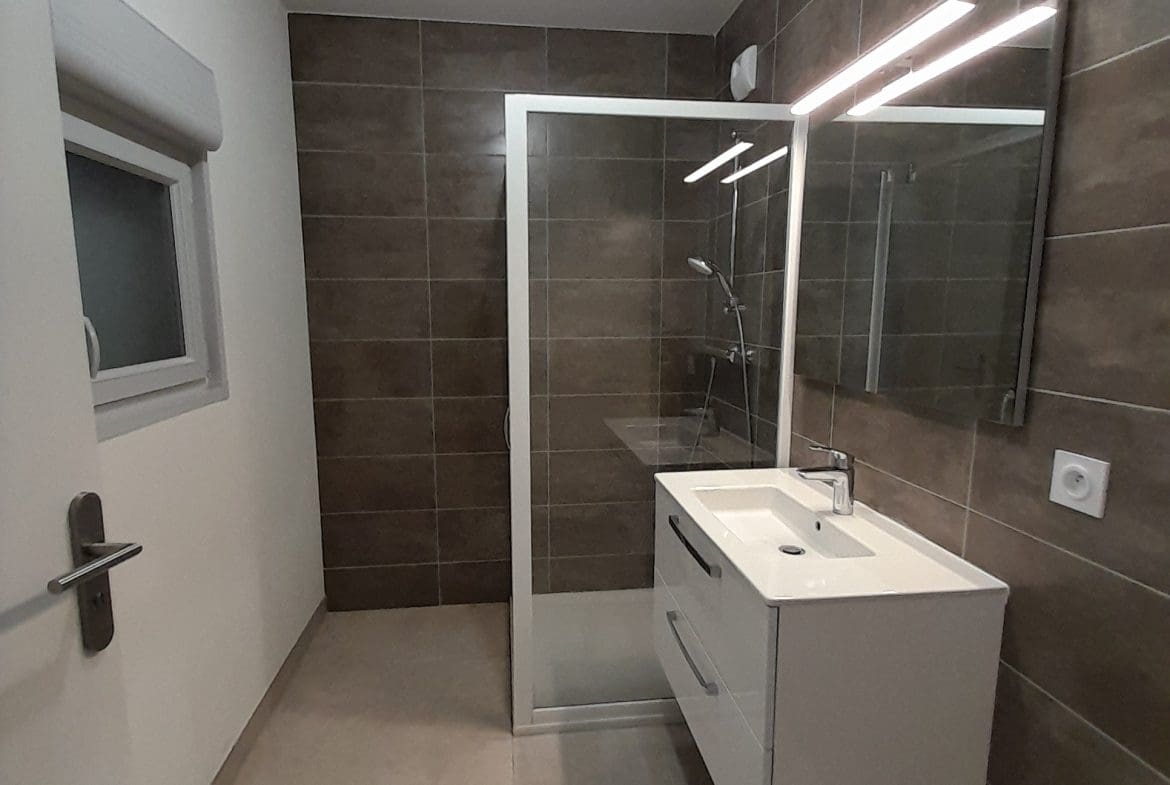Photo 2 salle de bain T2 • Quartier Arsenal - DIJON