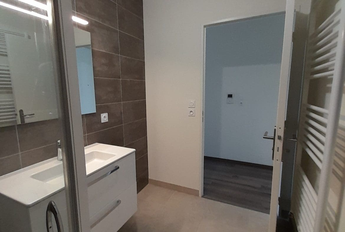 Photo salle de bainT2 • Quartier Arsenal - DIJON