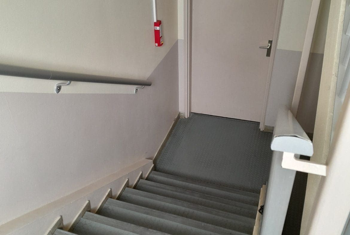 Photo escalier T2 • quartier Allées du Chateau - Chevigny saint sauveur