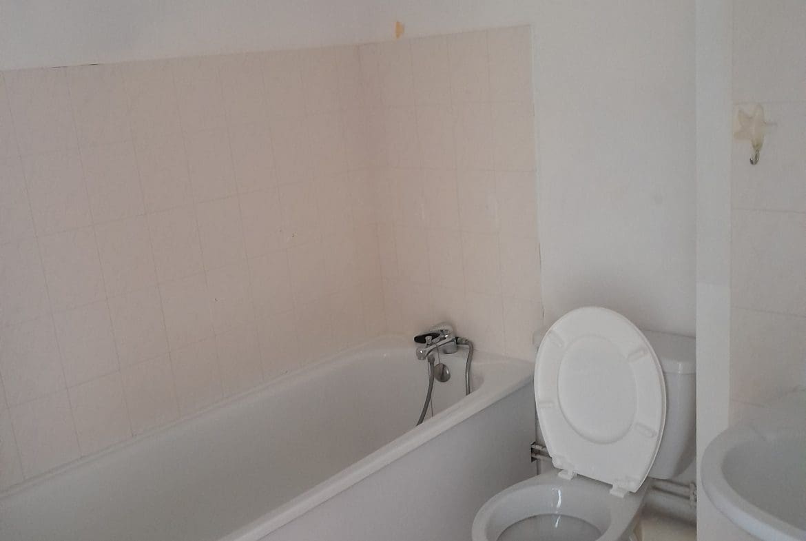 Photo toilettes T2 • quartier Allées du Chateau - Chevigny saint sauveur