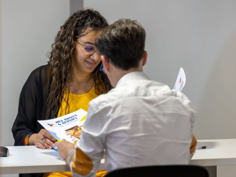 Deux collaborateurs de Grand Dijon Habitat en réunion de travail au siège