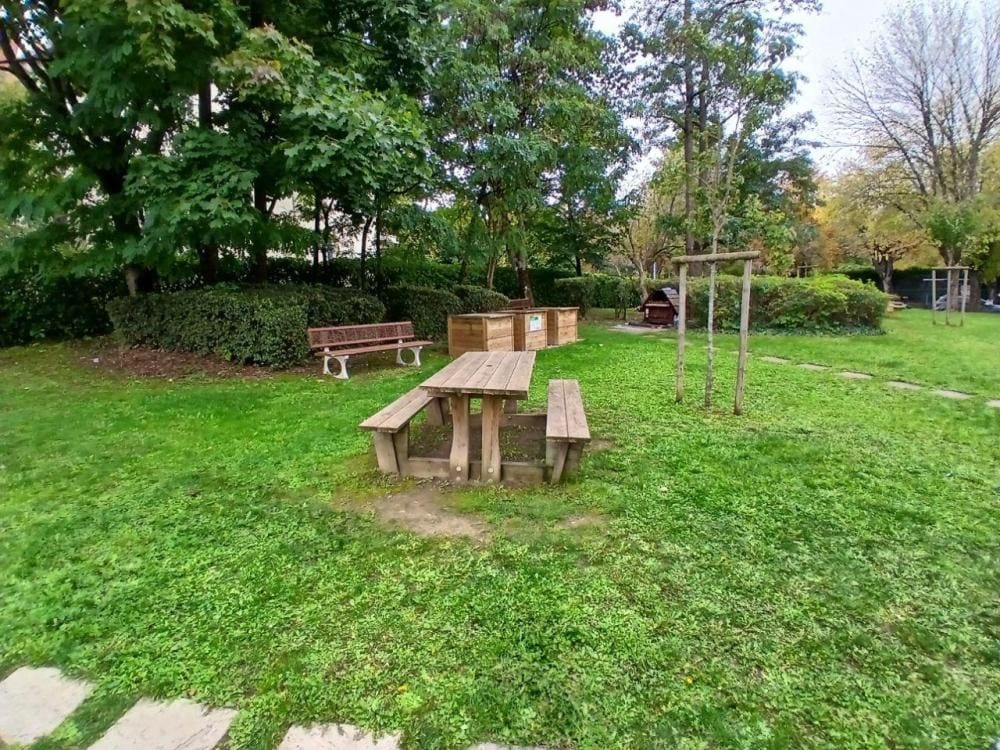 Photo cour arrière GDH verdure table de pique nique