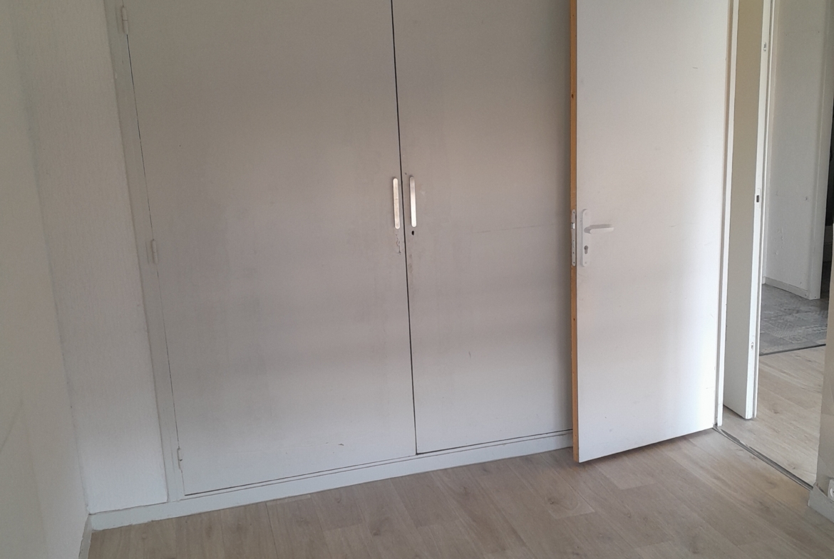 Photo chambre 2 avec meuble de rangement T4 . NOBEL DIJON