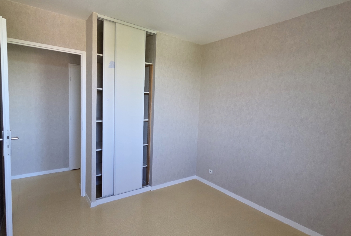 Photo placard chambre 1 T3 . VAL SULLY ST APOLLINAIRE