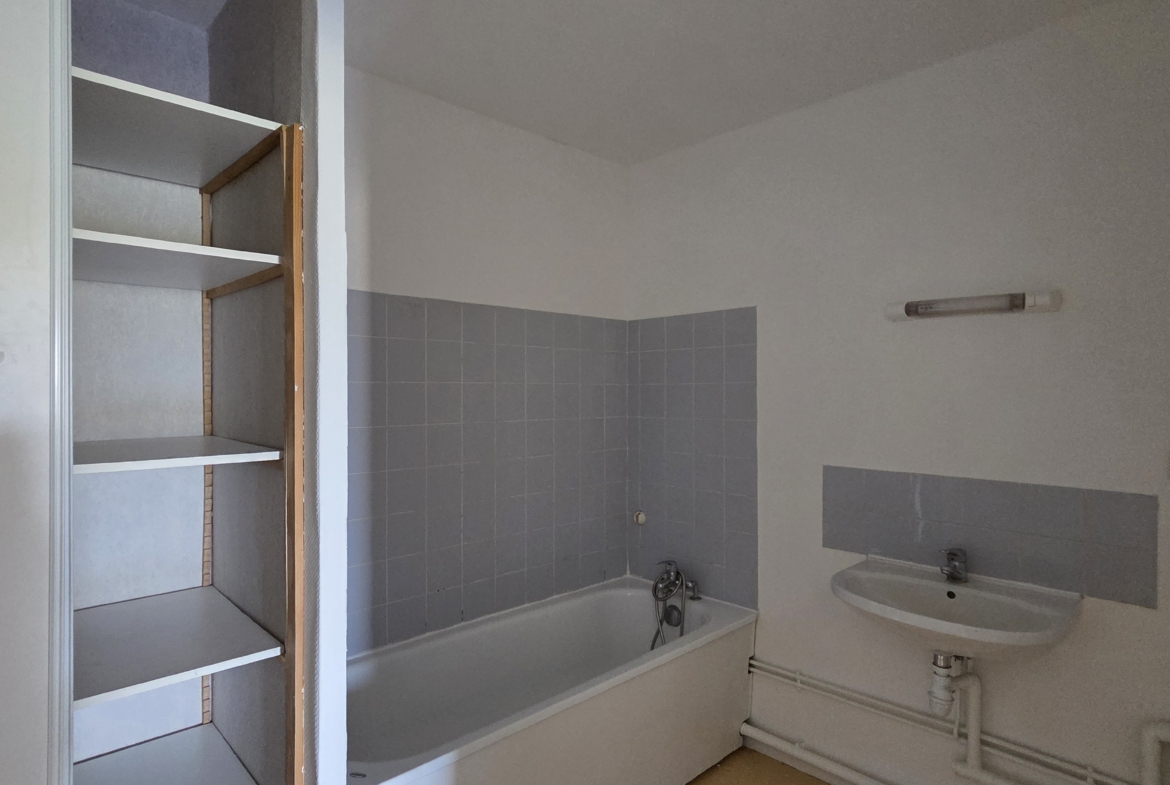 Photo salle de bain T3 . VAL SULLY ST APOLLINAIRE