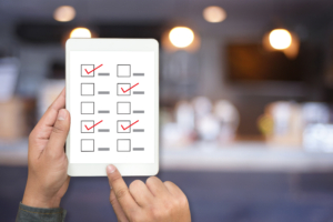 nos conseils pour entretenir votre logement : Personne qui coche sur une tablette une to do list