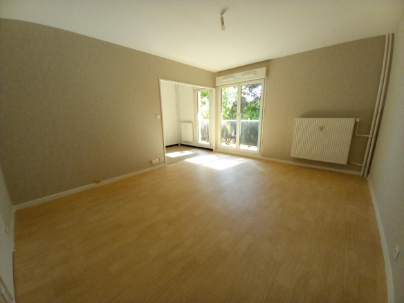 Photo 2 salle de séjour T3 . BIEF DU MOULIN LONGVIC