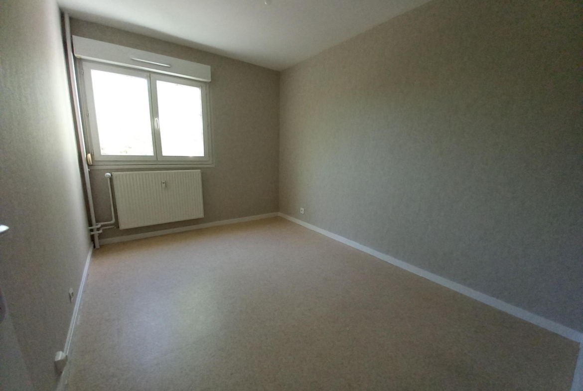 Photo chambre 1 T3 . BIEF DU MOULIN LONGVIC