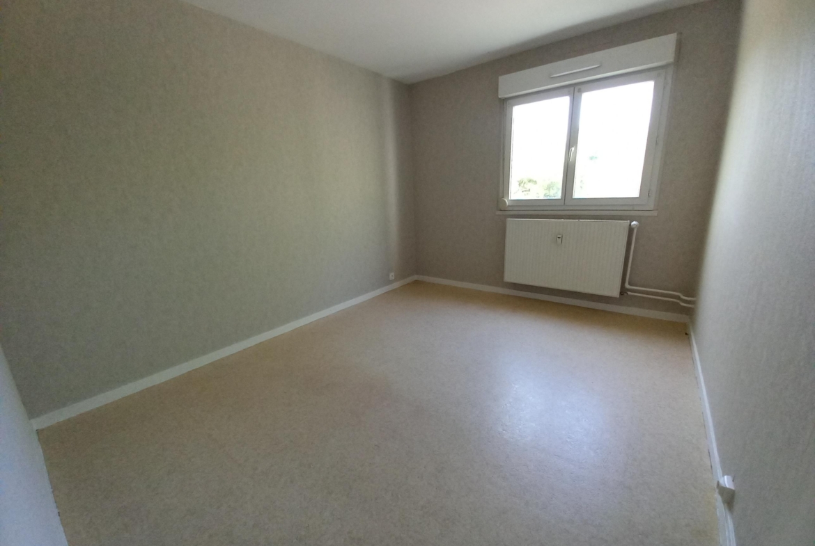 Photo chambre 2 T3 . BIEF DU MOULIN LONGVIC