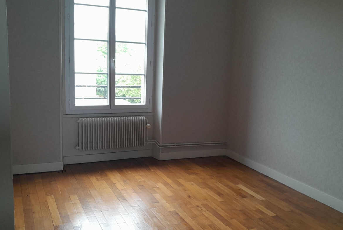 Photo chambre 3 T4 . MONTMUZARD DIJON